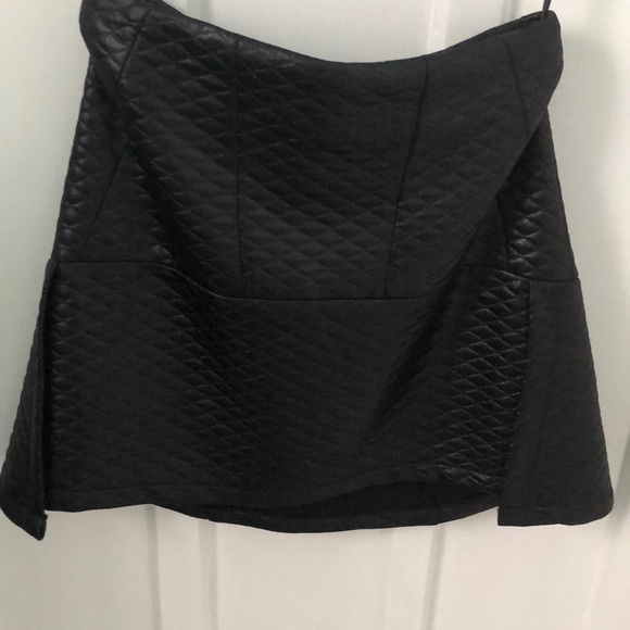 Elliatt Dresses & Skirts - Elliatt Mini Skirt with side splits Size L